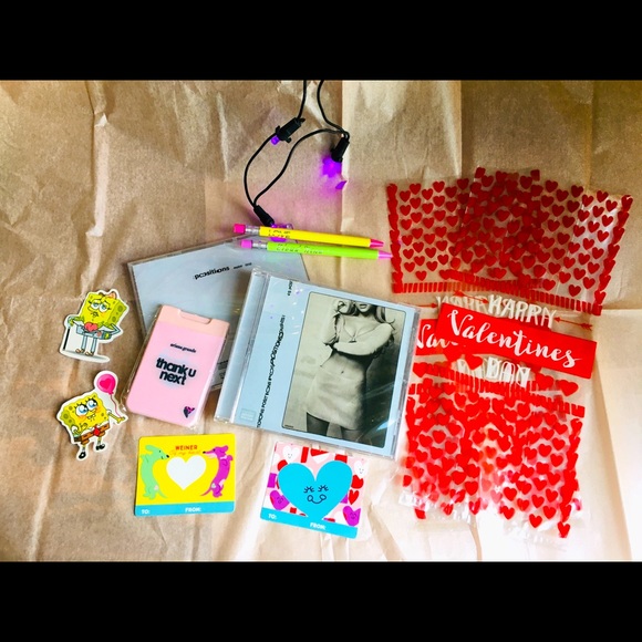 ⏰🤍🖤Ariana Grande CD single(2pcs) plus more! - Picture 5 of 11